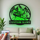 Cadeau pour pilote d’hélicoptère | Décoration murale en métal LED sur mesure | Décor aviation personnalisé pour repaire d’homme et bureau