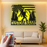 Décoration murale en métal personnalisée Bigfoot avec rétroéclairage LED - Cadeau unique pour les passionnés de plein air - Décor de cabane rustique