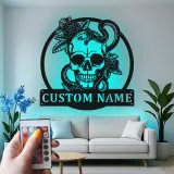 Panneau métal LED crâne et serpent gothique | Décoration murale prénom personnalisée | Décor sur mesure pour espace masculin, studio et garage