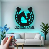 Insegna LED Cavallo e Ragazza Personalizzata | Arte da Parete in Metallo a Forma di Ferradura | Decorazione Equestre per Stanza del Cavaliere | Regalo per Amante dei Cavalli