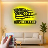 Cartel de metal con bandera americana y mecánico | Decoración de garaje LED personalizada | Arte mural con nombre a medida para él