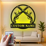 Décoration murale en métal personnalisée avec pistolets croisés et rétroéclairage LED - Cadeau pour les passionnés d'armes, décoration de cave à vin
