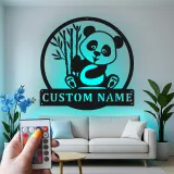 Insegna LED Personalizzata con Panda | Decorazione per Nursery in Metallo | Regalo di Arte da Parete per Bambini | Targa Illuminata per Camera dei Bambini