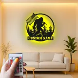 Personalisierte Bigfoot-Wandkunst mit amerikanischer Flagge und LED-Beleuchtung – Einzigartiges Geschenk für Outdoor-Enthusiasten, Hütten- oder Man-Cave-Dekor