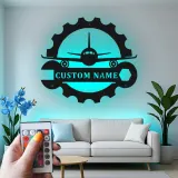 Personalisierte LED-Leuchte aus Metall mit Flugzeug und Zahnrad – Ein einzigartiges Geschenk für Piloten, ideal für Hangar oder Büro