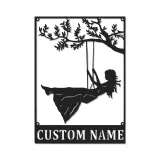 Letrero LED personalizado de niña en columpio | Decoración mural de metal con nombre a medida | Regalo para guardería y cuarto de juegos