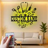 Personalisierte Krankenschwester-Schild mit LED-Licht | Metall-Wandkunst | Florales Stethoskop-Dekor für Klinik & Büro | Geschenk für Pflegekräfte