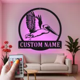 Insegna in metallo personalizzata con pellicano | Decorazione murale LED | Arredo nautico per la casa al mare | Regalo per casa sulla costa