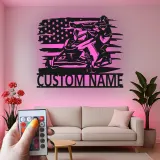 Insegna in Metallo Personalizzata Snowmobile | Arte Murale LED | Decorazione con Nome del Pilota per Garage o Man Cave | Regalo Patriottico per Sport Invernali