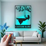 Letrero LED personalizado de niña en columpio | Decoración mural de metal con nombre a medida | Regalo para guardería y cuarto de juegos