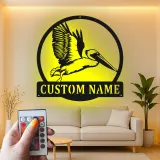 Insegna in metallo personalizzata con pellicano | Decorazione murale LED | Arredo nautico per la casa al mare | Regalo per casa sulla costa