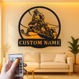 Insegna in metallo per pilota di motoslitta personalizzata | Arte murale LED | Regalo per sport invernali per garage e man cave