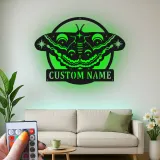 Luna Moth LED Metallschild | Personalisierte Wandkunst | Himmlisches Mond-Dekor für Salon, Studio & Boho-Interieur