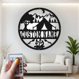 Insegna in metallo personalizzata con scena di campeggio e LED per decorare cabine o RV