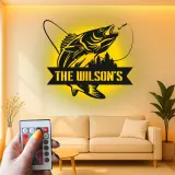 Insegna da pesca personalizzata con LED | Arte murale in metallo con pesce su misura | Arredo per casa al lago e baita | Regalo per pescatore con cognome di famiglia