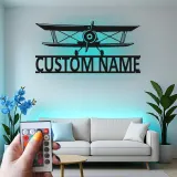 Personalisierte Biplan LED Licht Metall-Wandkunst – Geschenk für Piloten, Hangar oder Büro Dekor