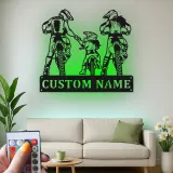 Décoration murale en métal personnalisée pour la famille Motocross avec rétroéclairage LED - Cadeau personnalisé pour les passionnés de moto tout terrain, décoration de garage ou de salle de jeux