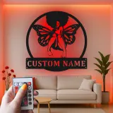 Insegna in metallo personalizzata con fata nera | Targa nome LED per cameretta bambina | Arte murale con farfalla afro | Regalo personalizzato per nursery
