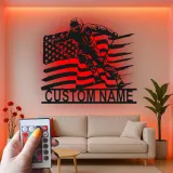 Personalisierte Skifahrer mit amerikanischer Flagge LED-beleuchtetes Metallschild Geschenk für Ski-Enthusiasten Man Cave Dekor