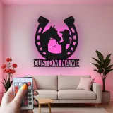 Insegna LED Cavallo e Ragazza Personalizzata | Arte da Parete in Metallo a Forma di Ferradura | Decorazione Equestre per Stanza del Cavaliere | Regalo per Amante dei Cavalli