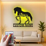 Individuelle Pferde LED Metall-Wandkunst | Personalisierte Reiterschild mit Blumen | Stall- & Ranch-Dekor Geschenk