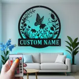 Personalisierte LED-beleuchtete Metall-Wandkunst mit Schmetterlingen und Wildblumen – Geschenk für Gartenliebhaber