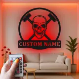 Panneau en métal LED avec crâne et marteaux | Art mural personnalisé pour garage | Décor industriel gothique | Cadeau d'atelier