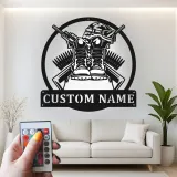 Insegna LED per tributo militare personalizzata | Arte murale in metallo con stivali e elmetto per veterani | Regalo patriottico per soldato