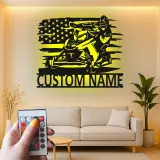 Insegna in Metallo Personalizzata Snowmobile | Arte Murale LED | Decorazione con Nome del Pilota per Garage o Man Cave | Regalo Patriottico per Sport Invernali