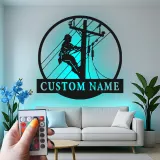 Décoration murale LED en métal Lineman | Silhouette d’électricien personnalisée | Panneau prénom sur mesure pour agent de réseau | Déco powerline