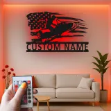 Personalisiertes Schneemobil LED-Schild | Metall-Wandkunst mit amerikanischer Flagge | Individuelle Garagendekoration für Wintersportfans