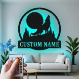 Insegna in metallo personalizzata con lupo che ulula alla luna e luce LED