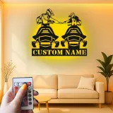 Panneau LED Couple motoneige personnalisé | Décoration murale en métal personnalisée | Décor de cabine d'hiver | Cadeau d'aventure pour couples
