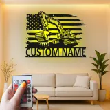 Décoration métallique LED personnalisée d’excavatrice | Panneau prénom avec drapeau américain | Déco d’engin lourd pour garage | Cadeau pour conducteur d’engins
