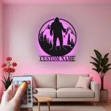 Insegna in metallo personalizzata Bigfoot Mountain Scene con luce LED regalo unico per appassionati di outdoor decor per cabine o lodge