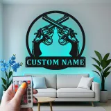 Arte da parete in metallo personalizzata con revolver incrociati | Insegna western LED | Regalo cowboy personalizzato | Arredo rustico per man cave