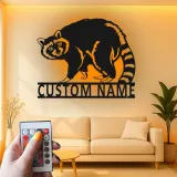 Insegna in Metallo Personalizzata con Procione e LED | Arte Murale Faunistica Personalizzata | Regalo per Amanti della Natura per Decorazioni di Cabin e Lodge