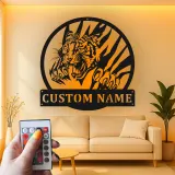 Insegna in metallo Tigre Ruggente | Arte Murale LED Personalizzata per Fauna Selvatica | Decorazione con Nome Personalizzato per Ufficio, Man Cave o Garage