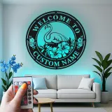 Individuelles Flamingo LED Schild | Personalisierte Metall Wandkunst | Tropische Hibiskus Willkommensdekoration für Terrasse & Außenbereich | Einweihungsgeschenk Idee