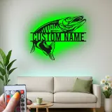 Insegna in metallo personalizzata con pesce e LED | Arte con nome del pescatore su misura | Arredo moderno rustico per casa al lago, baita e man cave