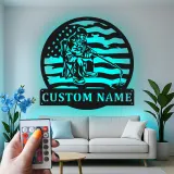 Décoration murale LED en métal pour pêche sur glace | Plaque personnalisée drapeau américain | Cadeau prénom personnalisé pour chalet ou maison au bord du lac