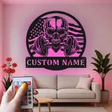 Insegna LED per palestra con teschio e manubrio | Arte murale in metallo personalizzata per home gym | Regalo per sollevatori di pesi con bandiera americana