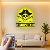 Insegna in metallo LED Teschio Pirata | Insegna da parete con nome personalizzato per Man Cave | Decorazione nautica personalizzata | Spade incrociate luminose
