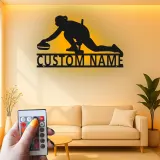Personalisierte LED-Metall-Wandkunst mit Curling-Spieler – Sportgeschenk für Curling-Fans, Deko fürs Spielzimmer