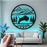 Cartel de metal LED personalizado de escena de montaña con búfalo, regalo para amantes de la naturaleza, decoración de cabaña rústica