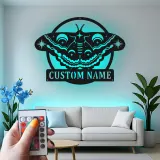 Luna Moth LED Metallschild | Personalisierte Wandkunst | Himmlisches Mond-Dekor für Salon, Studio & Boho-Interieur