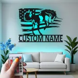 Panneau en métal LED personnalisé avec cheval | Panneau représentant le drapeau américain patriote | Cadeau équestre pour décor de ranch et de grange
