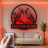 Insegna in metallo personalizzata con coppia di cardinali e luce LED - Regalo per amanti degli uccelli - Decorazione per soggiorno e natura 1