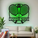 Enseigne LED en métal raquette de tennis personnalisée | Art personnalisé avec nom de joueur | Décor sportif lumineux | Art mural pour salle de jeux