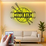 Cartel personalizado con nombre para tejedora | Arte mural LED de metal para salas de manualidades | Decoración personalizada de lana y agujas